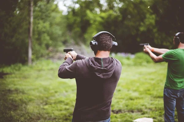 Tiro Foco Raso Pessoas Disparando Armas Natureza — Fotografia de Stock