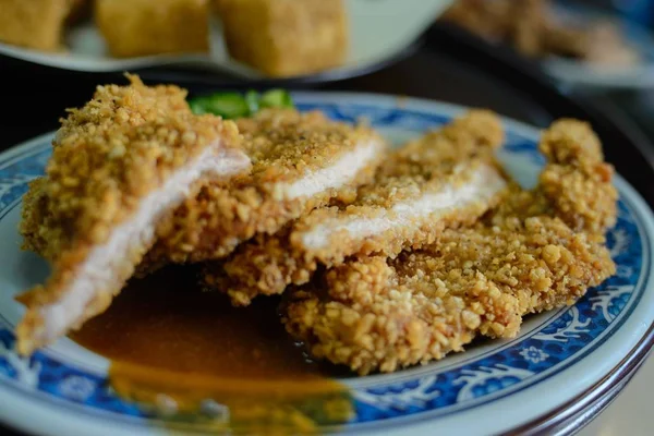 Primer plano de deliciosas pepitas de pollo en un plato con un fondo borroso —  Fotos de Stock