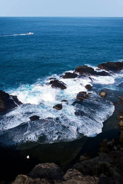 Εκπληκτική βολή των τρελών ισχυρά κύματα της θάλασσας συντρίβει τους σχηματισμούς βράχων - μεγάλη για ένα δροσερό φόντο — Φωτογραφία Αρχείου