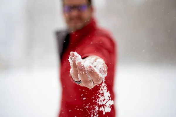 Ένα Κοντινό Πλάνο Ενός Αρσενικού Που Κρατάει Χιονισμένα Χέρια Του — Φωτογραφία Αρχείου