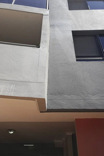 Vertikale Aufnahme der Wand eines Gebäudes mit Garage und großen Fenstern — Stockfoto