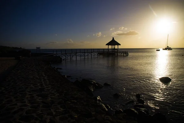 Egy Gyönyörű Kép Egy Mólóról Óceánban Mauritius Ban Napnyugta Háttérben — Stock Fotó