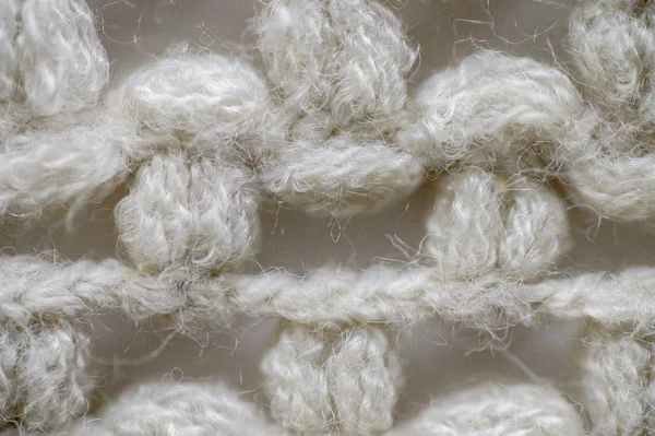白い表面に編み物のクローズアップショット — ストック写真