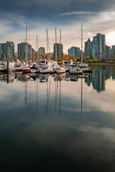 Vancouver Canada Nov 2019 Tiro Vertical Dos Barcos Estacionados Perto — Fotografia de Stock