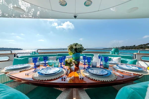 Une Table Sur Thème Océan Avec Des Assiettes Bleues Des — Photo