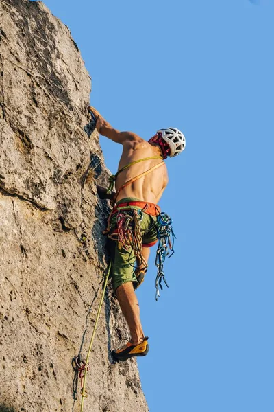 Colpo Verticale Alpinista Che Arrampica Sulle Rocce Con Sua Attrezzatura — Foto Stock