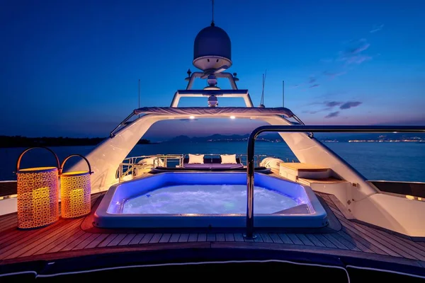 Een Luxe Jacht Met Verlichting Een Jacuzzi Zeilen Zee Nachts — Stockfoto