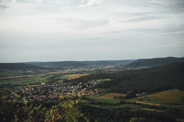 Eine Aufnahme Von Einem Dorf Das Von Bewaldeten Feldern Unter — Stockfoto