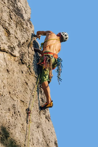 Pionowe Ujęcie Alpinisty Wspinającego Się Skałach Pomocą Sprzętu Wspinaczkowego — Zdjęcie stockowe