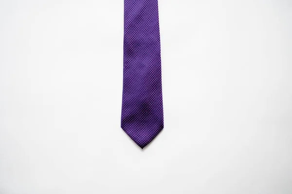 白色表面上紫色领带的头顶照 — 图库照片