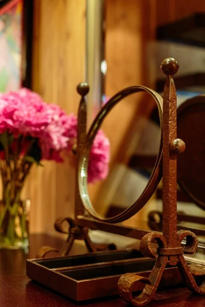 Вертикальный Снимок Золотого Зеркала Столе Возле Розового Букета Цветов — стоковое фото