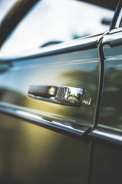 Een Close Opname Van Deurkruk Van Een Oude Groene Auto — Stockfoto