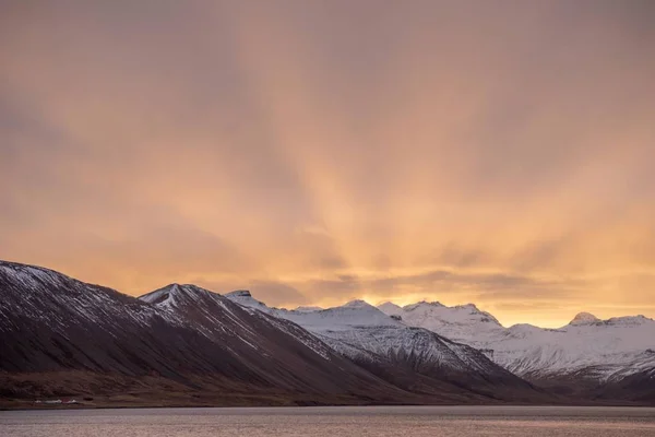 Μια Εκπληκτική Λήψη Της Χειμερινής Ανατολής Στα Βουνά Της Ισλανδίας — Φωτογραφία Αρχείου