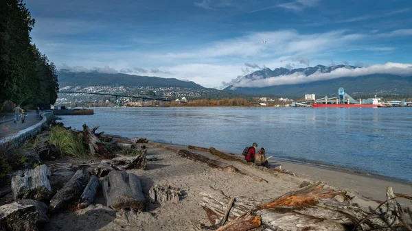Vancouver Canada Novembro 2019 Pessoas Sentadas Perto Lago Seawall Stanley — Fotografia de Stock