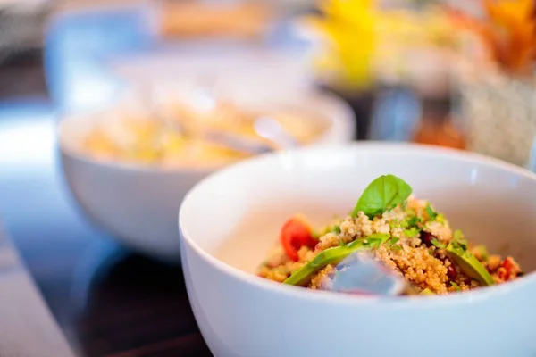 Primer Plano Tazón Blanco Ensalada Vegetariana Con Fondo Borroso — Foto de Stock