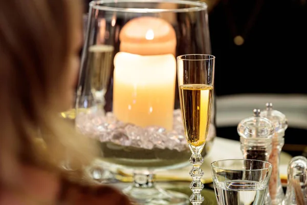 Closeup Shot Champagne Glass Luxury Table Setting Blurred Background — Stock Photo, Image