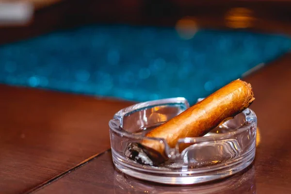 Nahaufnahme Einer Zigarre Aschenbecher Auf Einem Tisch Mit Blauer Tischkleidung — Stockfoto