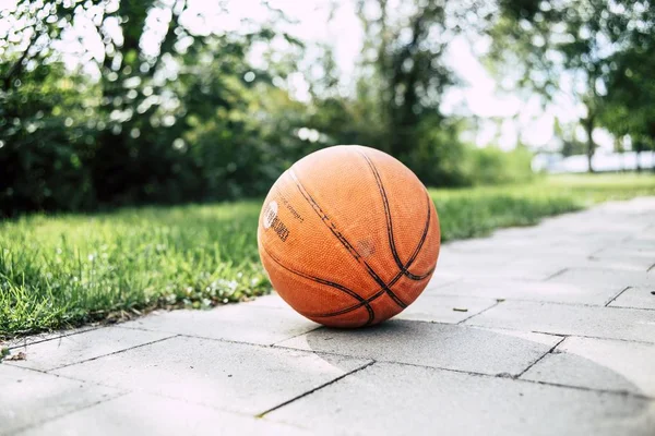 Une Belle Vue Ballon Basket Sur Trottoir Par Herbe — Photo
