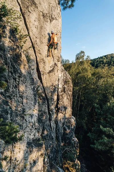 Vertikal Bild Bergsklättrare Klättra Klipporna Med Hjälp Sin Klätterutrustning — Stockfoto