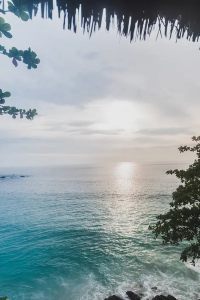Вертикальный Снимок Захватывающего Восхода Солнца Отражающегося Океане — стоковое фото