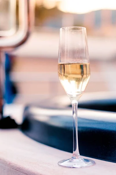 Arka Planda Bulanık Bir Şampanya Bardağının Dikey Yakın Çekimi — Stok fotoğraf