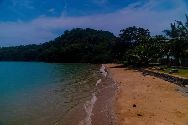 Una Hermosa Toma Olas Oceánicas Moviéndose Hacia Orilla Bajo Cielo —  Fotos de Stock