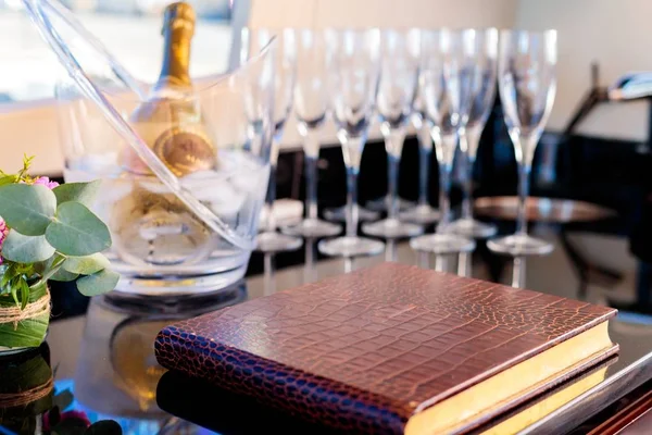 Крупный План Коричневого Блокнота Столе Бокалами Шампанского Размытом Фоне — стоковое фото