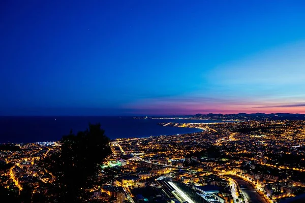 Eine Hochauflösende Aufnahme Einer Wunderschön Beleuchteten Stadtlandschaft Und Eines Meeres — Stockfoto