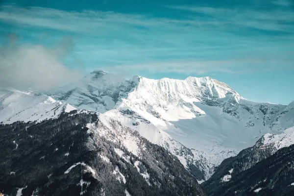 구름낀 산들을 아름다운 — 스톡 사진