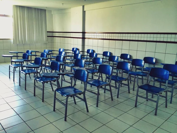 Viele Blaue Stühle Einem Klassenzimmer Mit Weißen Vorhängen — Stockfoto