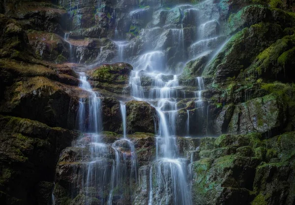 Eine Schöne Aufnahme Eines Kleinen Wasserfalls Den Felsen Der Gemeinde — Stockfoto