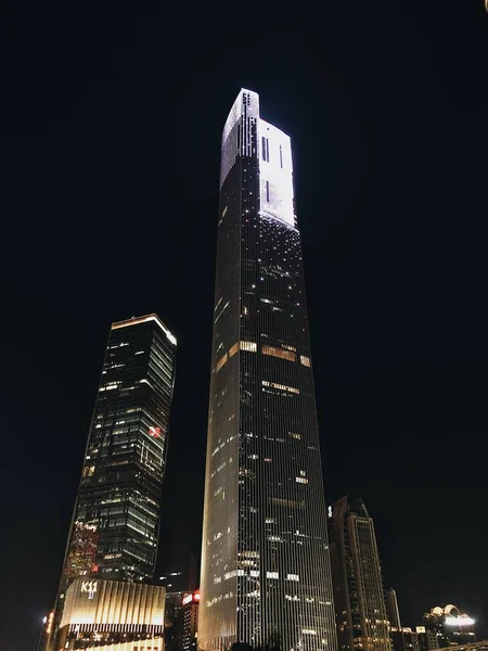 Вертикальный Низкоугольный Снимок Города Высотными Зданиями Светящимися Ночное Время — стоковое фото