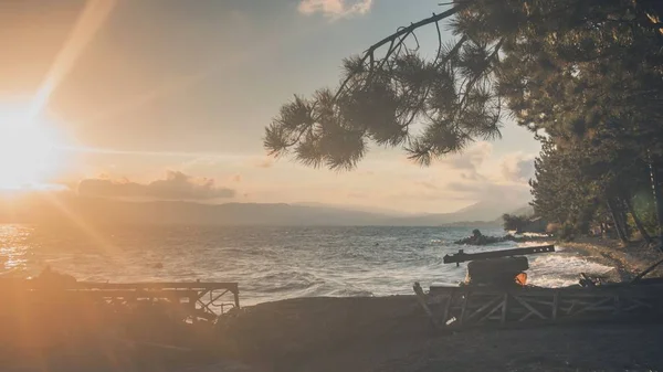 Uno Splendido Scenario Una Spiaggia Vicino Onde Marine Folli Che — Foto Stock