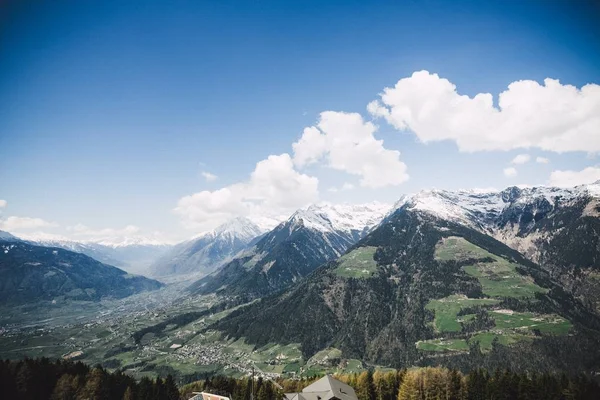 Een Antenne Opname Van Een Prachtige Bergketen Onder Bewolkte Lucht — Stockfoto