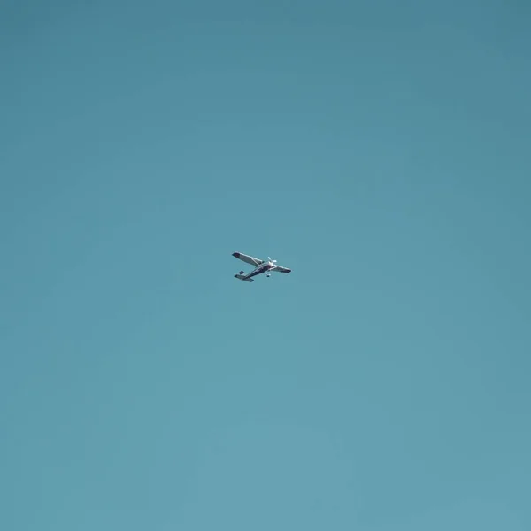 Tiro Ângulo Baixo Avião Voando Céu Azul Claro — Fotografia de Stock