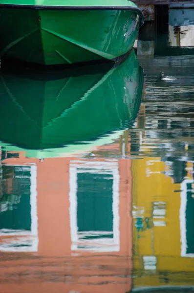 Vertikal Bild Byggnader Vid Stranden Som Reflekteras Floden — Stockfoto