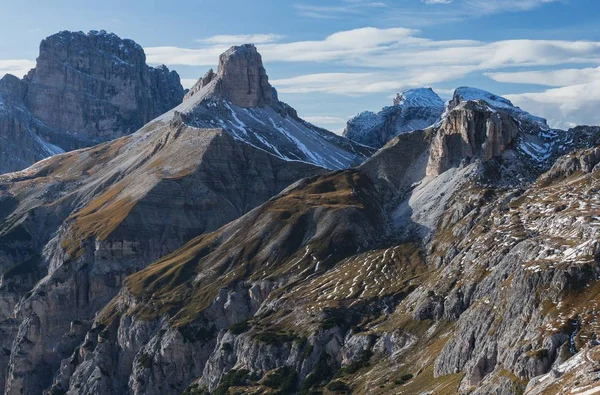 Parlak Gökyüzünün Altındaki Talyan Alplerinde Karlı Kayaların Nefes Kesici Görüntüsü — Stok fotoğraf