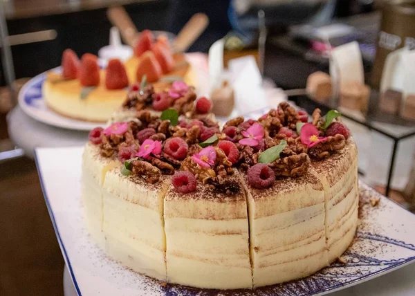 Delicioso Bolo Decorado Com Bagas Flores Nozes — Fotografia de Stock