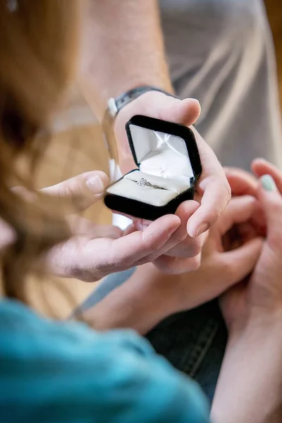 Ένα Κάθετο Πλάνο Ενός Αρσενικού Δίνει Ένα Δαχτυλίδι Υπόσχεσης Στην — Φωτογραφία Αρχείου