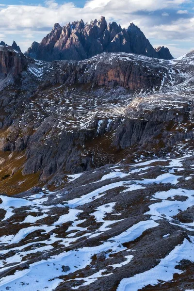Вертикальный Снимок Горы Рокка Дей Баранчи Итальянских Альпах Облачным Небом — стоковое фото
