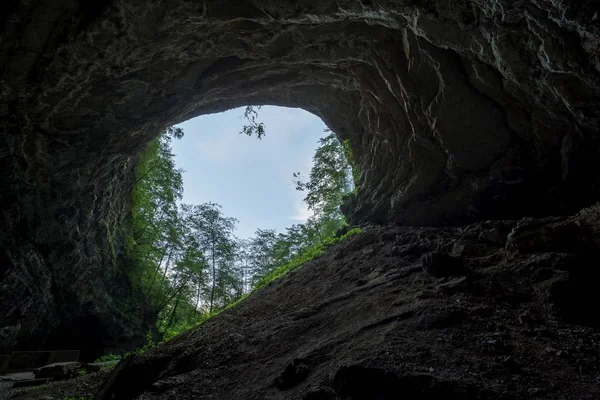 Lovitură Unghi Scăzut Ieșire Unei Peșteri Întunecate Din Skrad Croația — Fotografie, imagine de stoc