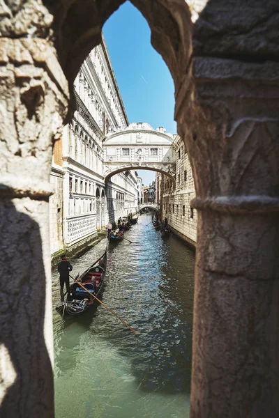 Высокоугольный Снимок Красивого Канала Гондолами Венеции Италия — стоковое фото