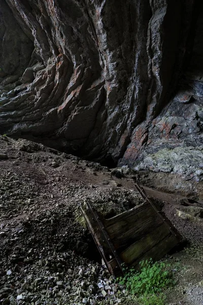 Tiro Vertical Uma Caverna Rochosa Município Skrad Croácia — Fotografia de Stock