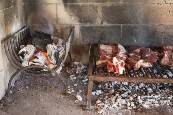 グリルで焼かれる生肉の高角度ショット — ストック写真