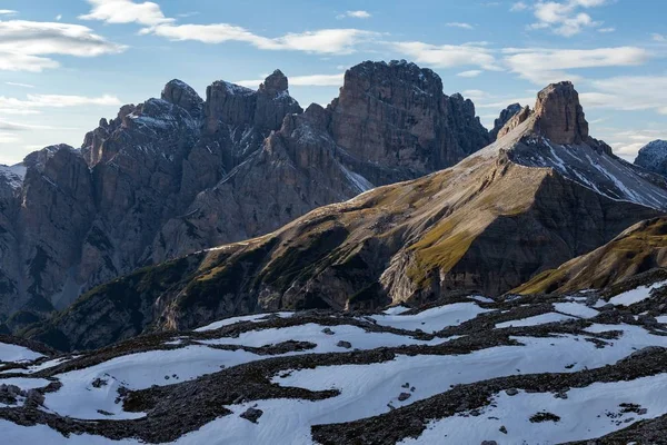 Μια Εκπληκτική Θέα Των Βράχων Που Καλύπτονται Χιόνι Στις Ιταλικές — Φωτογραφία Αρχείου