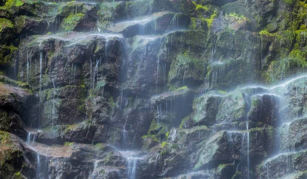 Una Hermosa Toma Una Pequeña Cascada Las Rocas Del Municipio — Foto de Stock