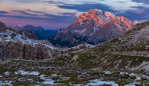 Захватывающий Снимок Итальянских Альп Время Восхода Солнца Цветущем Небе Ранним — стоковое фото