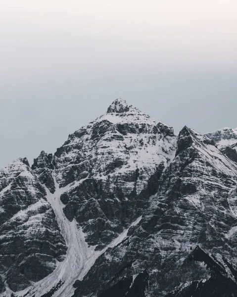 Eine Vertikale Aufnahme Der Wunderschönen Schneebedeckten Berggipfel — Stockfoto