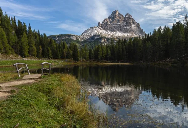 Zapierające Dech Piersiach Zdjęcie Góry Tre Cime Lavaredo Odzwierciedlone Jeziorze — Zdjęcie stockowe