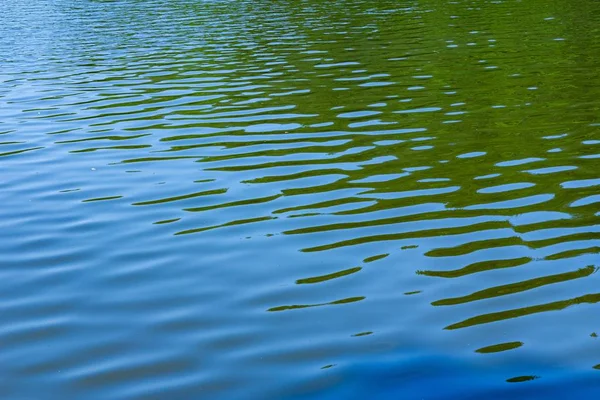 Una Hermosa Toma Del Agua Oscura Lago Con Rastros Dejados — Foto de Stock